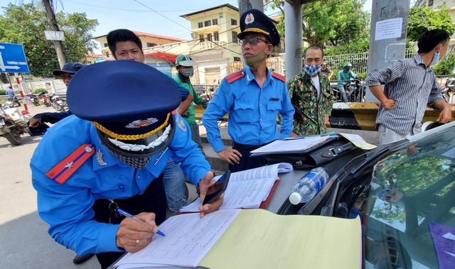 Hà Nội xử lý hàng loạt taxi che biển số, làm khó “mắt thần” trên phố - 1 Hà Nội xử lý hàng loạt taxi che biển số, làm khó “mắt thần” trên phố - 1