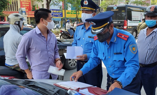 Hà Nội xử lý hàng loạt taxi che biển số, làm khó “mắt thần” trên phố - 10 Hà Nội xử lý hàng loạt taxi che biển số, làm khó “mắt thần” trên phố - 10