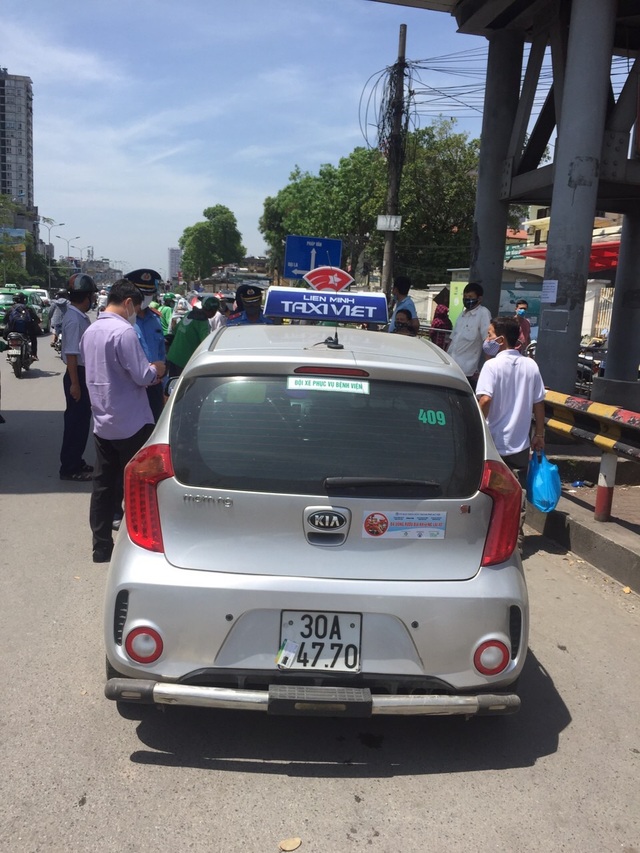 Hà Nội xử lý hàng loạt taxi che biển số, làm khó “mắt thần” trên phố - 3 Hà Nội xử lý hàng loạt taxi che biển số, làm khó “mắt thần” trên phố - 3