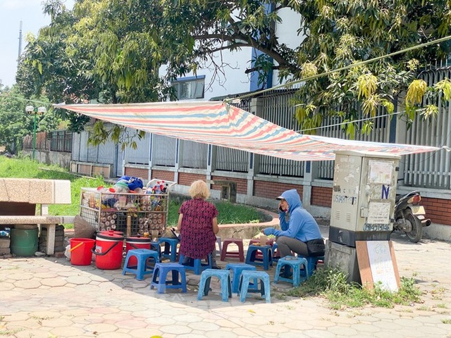 Hà Nội: Người lao động nhọc nhằn mưu sinh dưới nắng nóng đầu hè - 10 Hà Nội: Người lao động nhọc nhằn mưu sinh dưới nắng nóng đầu hè - 10