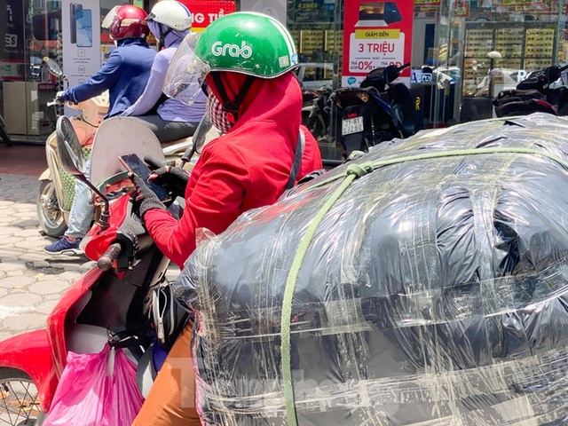 Hà Nội: Người lao động nhọc nhằn mưu sinh dưới nắng nóng đầu hè - 11 Hà Nội: Người lao động nhọc nhằn mưu sinh dưới nắng nóng đầu hè - 11