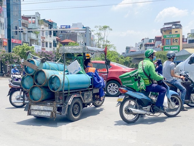 Hà Nội: Người lao động nhọc nhằn mưu sinh dưới nắng nóng đầu hè - 14 Hà Nội: Người lao động nhọc nhằn mưu sinh dưới nắng nóng đầu hè - 14