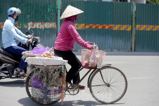 Hà Nội: Người lao động nhọc nhằn mưu sinh dưới nắng nóng đầu hè - 2 Hà Nội: Người lao động nhọc nhằn mưu sinh dưới nắng nóng đầu hè - 2