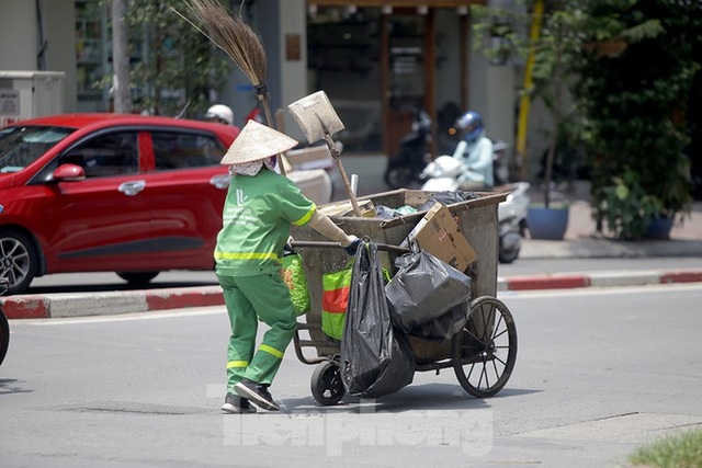 Hà Nội: Người lao động nhọc nhằn mưu sinh dưới nắng nóng đầu hè - 4 Hà Nội: Người lao động nhọc nhằn mưu sinh dưới nắng nóng đầu hè - 4