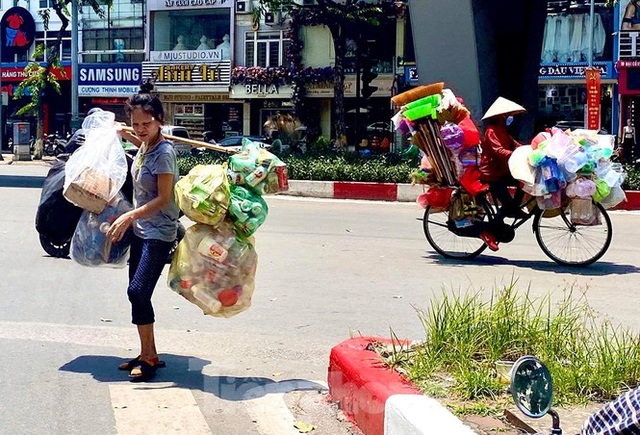 Hà Nội: Người lao động nhọc nhằn mưu sinh dưới nắng nóng đầu hè - 6 Hà Nội: Người lao động nhọc nhằn mưu sinh dưới nắng nóng đầu hè - 6