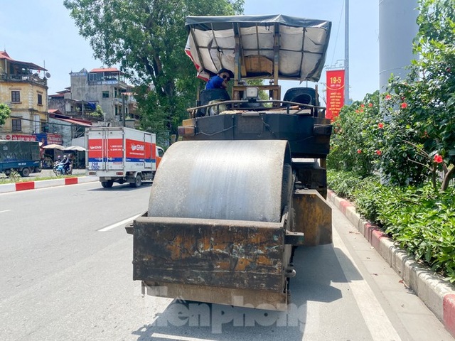 Hà Nội: Người lao động nhọc nhằn mưu sinh dưới nắng nóng đầu hè - 7 Hà Nội: Người lao động nhọc nhằn mưu sinh dưới nắng nóng đầu hè - 7