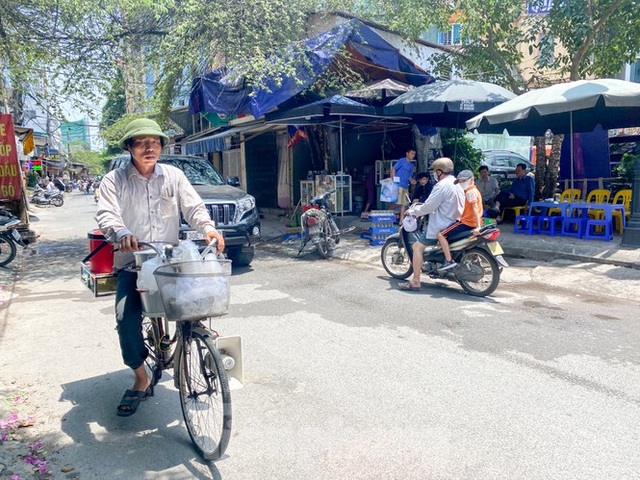 Hà Nội: Người lao động nhọc nhằn mưu sinh dưới nắng nóng đầu hè - 8 Hà Nội: Người lao động nhọc nhằn mưu sinh dưới nắng nóng đầu hè - 8