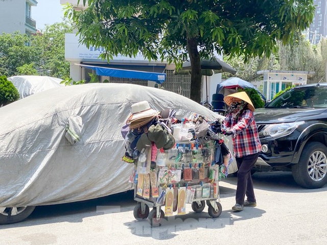 Hà Nội: Người lao động nhọc nhằn mưu sinh dưới nắng nóng đầu hè - 9 Hà Nội: Người lao động nhọc nhằn mưu sinh dưới nắng nóng đầu hè - 9