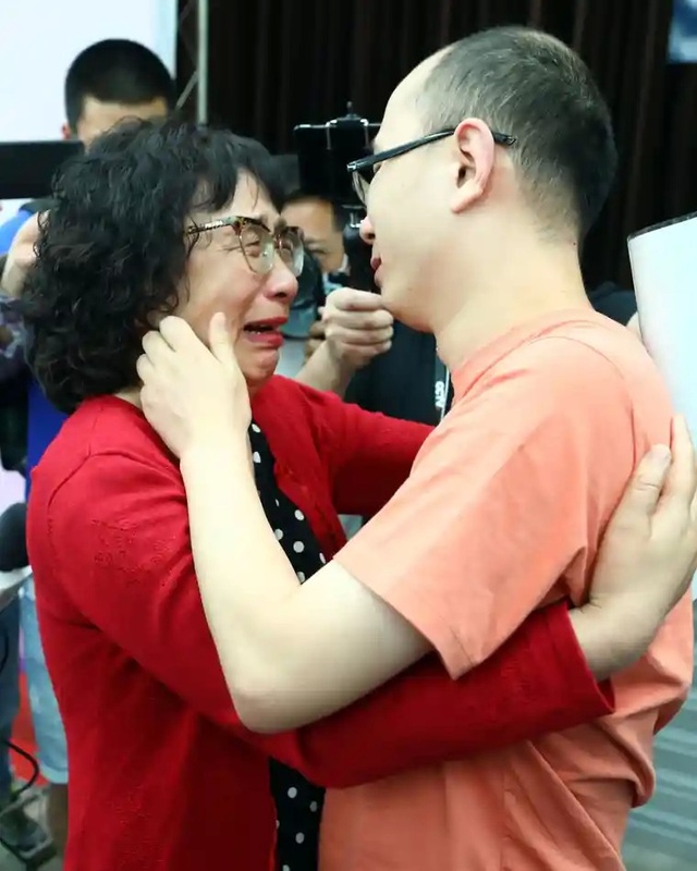 Cha mẹ tìm được con bị bắt cóc sau 32 năm nhờ công nghệ nhận diện gương mặt - 2 Cha mẹ tìm được con bị bắt cóc sau 32 năm nhờ công nghệ nhận diện gương mặt - 2