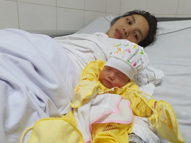 Thai phụ từng nguy kịch tính mạng nghẹn ngào ôm con ngày xuất viện - 2 Thai phụ từng nguy kịch tính mạng nghẹn ngào ôm con ngày xuất viện - 2