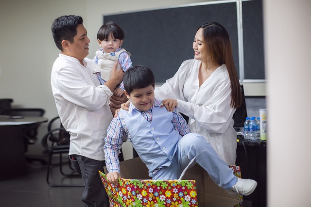 Đức Thịnh “choáng” với quà kỷ niệm 12 năm ngày cưới của Thanh Thúy - 4 Đức Thịnh “choáng” với quà kỷ niệm 12 năm ngày cưới của Thanh Thúy - 4