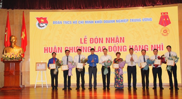 Lãnh đạo Vietcombank vinh dự nhận Kỷ niệm chương “Vì thế hệ trẻ” - 1 Lãnh đạo Vietcombank vinh dự nhận Kỷ niệm chương “Vì thế hệ trẻ” - 1