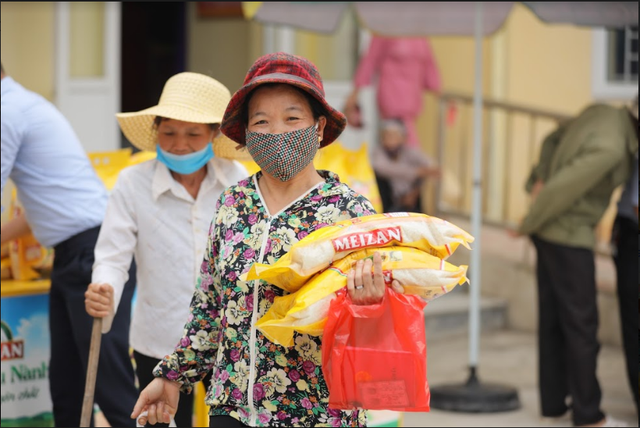 2,6 tỷ đồng do nhãn hàng Meizan ủng hộ đến tay người dân 10 tỉnh miền Trung - 3 2,6 tỷ đồng do nhãn hàng Meizan ủng hộ đến tay người dân 10 tỉnh miền Trung - 3