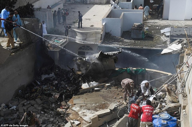 Máy bay Pakistan lao xuống khu dân cư, toàn bộ 107 người thiệt mạng - Ảnh minh hoạ 9