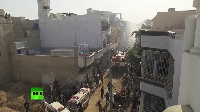 Máy bay Pakistan lao xuống khu dân cư, toàn bộ 107 người thiệt mạng - 1