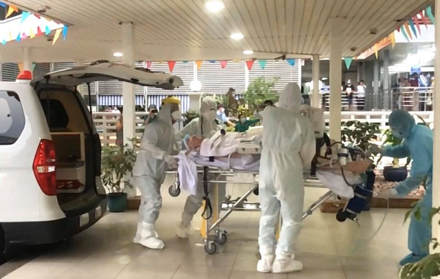 Đã chuyển phi công người Anh nhiễm Covid-19 sang Bệnh viện Chợ Rẫy - 4 Đã chuyển phi công người Anh nhiễm Covid-19 sang Bệnh viện Chợ Rẫy - 4