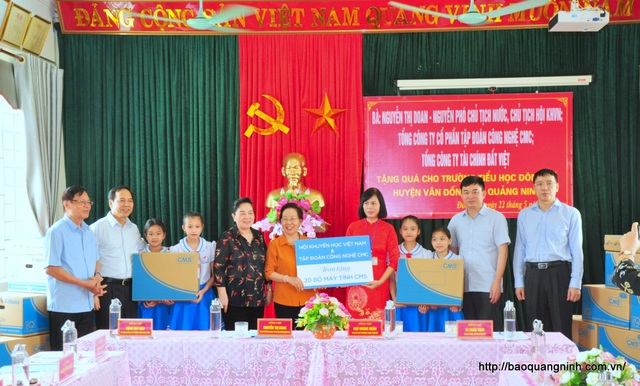 Chủ tịch Hội Khuyến học VN thăm, tặng quà cô và trò Trường Tiểu học Đông Xá - 1 Chủ tịch Hội Khuyến học VN thăm, tặng quà cô và trò Trường Tiểu học Đông Xá - 1