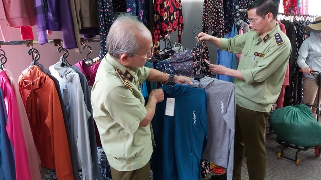Phát hiện ổ kinh doanh áo chống nắng giả ở chợ Ninh Hiệp - 2
