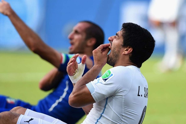 “Nghiện” cắn người, Luis Suarez vẫn được “nạn nhân” ngưỡng mộ - 1
