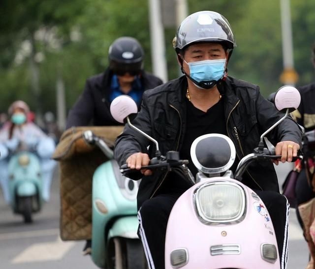 Mũ bảo hiểm cháy hàng tại Trung Quốc vì luật giao thông mới - 1 Mũ bảo hiểm cháy hàng tại Trung Quốc vì luật giao thông mới - 1