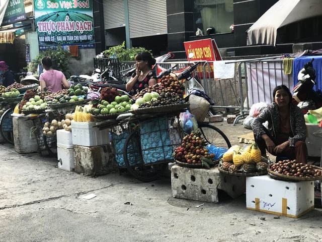 Nắng nóng thiêu đốt: Chợ vắng tanh, tiểu thương ngồi dài cổ chờ thượng đế - 9 Nắng nóng thiêu đốt: Chợ vắng tanh, tiểu thương ngồi dài cổ chờ thượng đế - 9