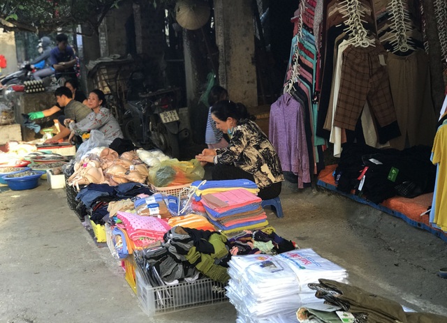 Nắng nóng thiêu đốt: Chợ vắng tanh, tiểu thương ngồi dài cổ chờ thượng đế - 3 Nắng nóng thiêu đốt: Chợ vắng tanh, tiểu thương ngồi dài cổ chờ thượng đế - 3