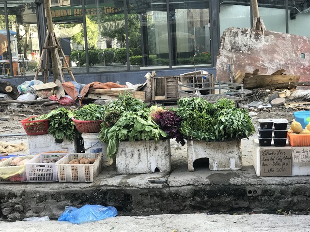 Nắng nóng thiêu đốt: Chợ vắng tanh, tiểu thương ngồi dài cổ chờ thượng đế - 4 Nắng nóng thiêu đốt: Chợ vắng tanh, tiểu thương ngồi dài cổ chờ thượng đế - 4