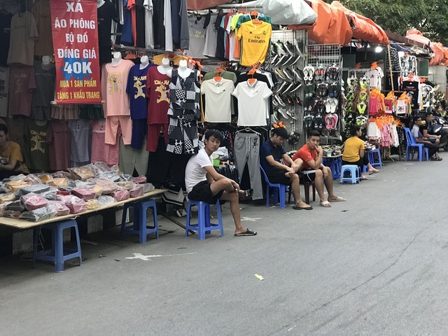 Nắng nóng thiêu đốt: Chợ vắng tanh, tiểu thương ngồi dài cổ chờ thượng đế - 2 Nắng nóng thiêu đốt: Chợ vắng tanh, tiểu thương ngồi dài cổ chờ thượng đế - 2