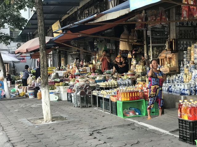 Nắng nóng thiêu đốt: Chợ vắng tanh, tiểu thương ngồi dài cổ chờ thượng đế - 10 Nắng nóng thiêu đốt: Chợ vắng tanh, tiểu thương ngồi dài cổ chờ thượng đế - 10