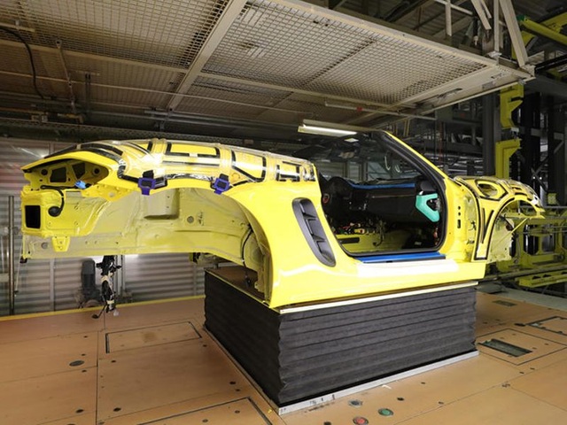 Khách hàng có thể xem Porsche sản xuất xe mình đặt mua qua điện thoại - 4