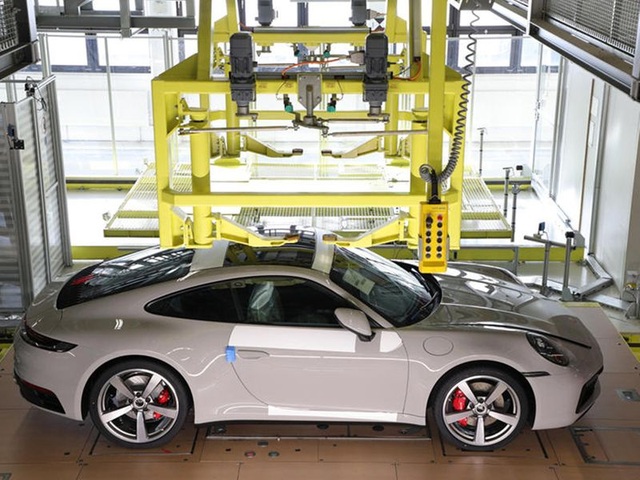 Khách hàng có thể xem Porsche sản xuất xe mình đặt mua qua điện thoại - 5