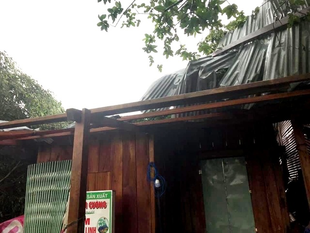 Mưa giông kèm lốc lớn ở miền núi gây thiệt hại nhiều tài sản - 10 Mưa giông kèm lốc lớn ở miền núi gây thiệt hại nhiều tài sản - 10