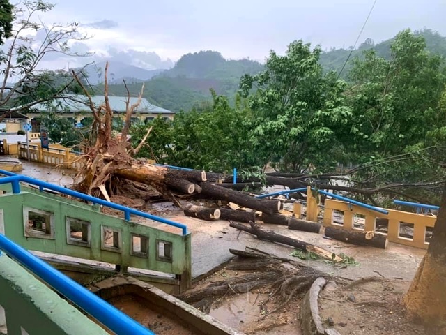 Mưa giông kèm lốc lớn ở miền núi gây thiệt hại nhiều tài sản - 6 Mưa giông kèm lốc lớn ở miền núi gây thiệt hại nhiều tài sản - 6