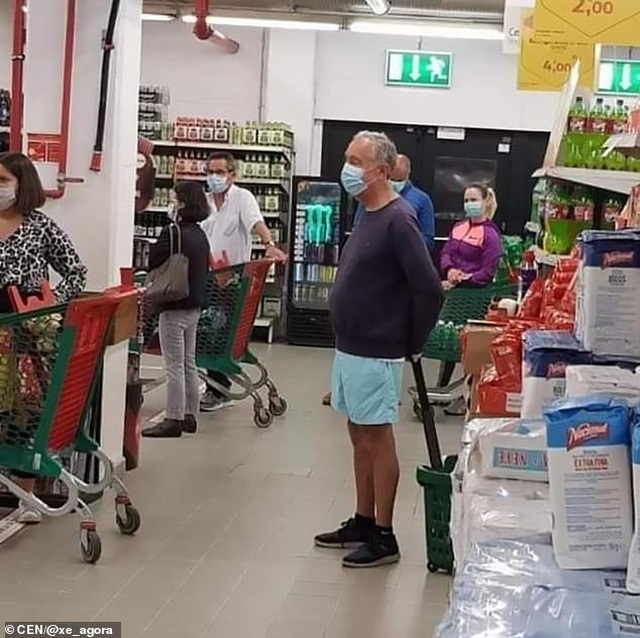 Tổng thống Bồ Đào Nha xếp hàng trong siêu thị - 1