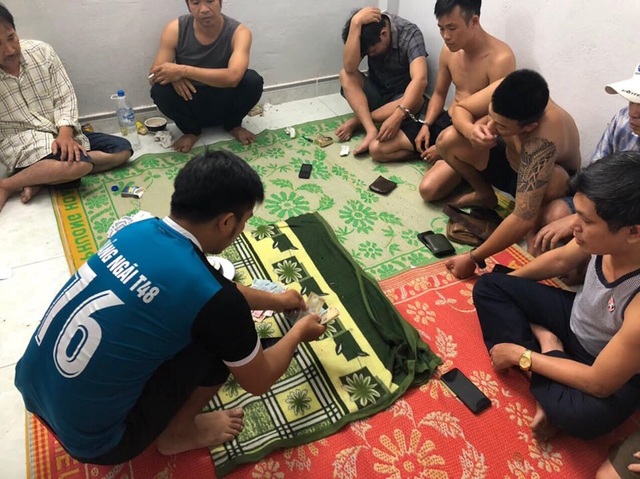 Bắt nhiều cán bộ, giáo viên tham gia đánh bạc - 1 Bắt nhiều cán bộ, giáo viên tham gia đánh bạc - 1