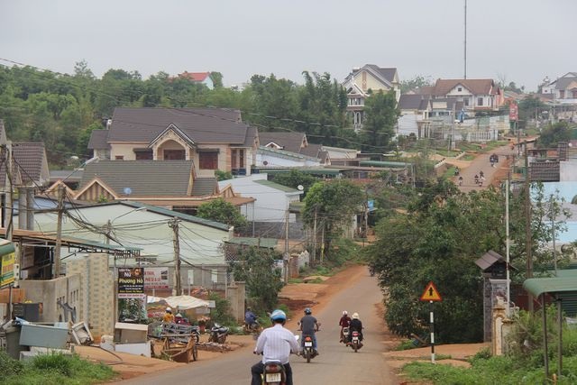 Nông sản mất giá, nợ nần chồng chất, nhiều người bán nhà bỏ xứ - 4 Nông sản mất giá, nợ nần chồng chất, nhiều người bán nhà bỏ xứ - 4