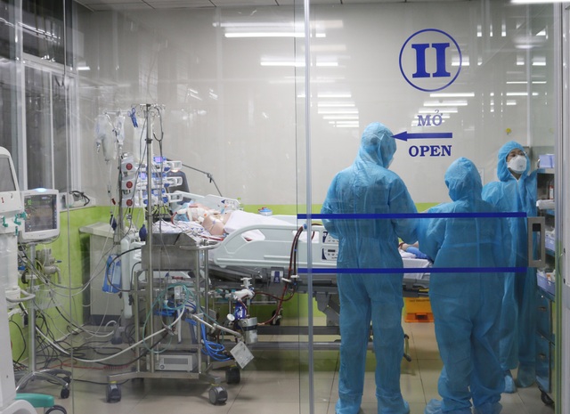 Nam phi công người Anh nhiễm Covid-19 vẫn lệ thuộc ECMO - 2 Nam phi công người Anh nhiễm Covid-19 vẫn lệ thuộc ECMO - 2