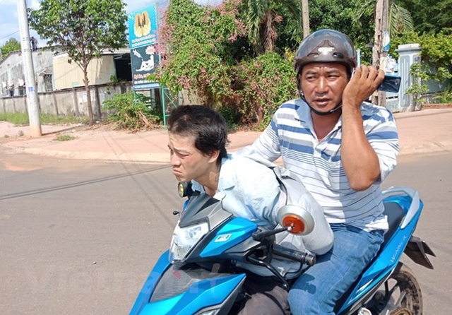 Xông vào quán càphê, dùng dao khống chế một cô gái để cướp tài sản - 1 Xông vào quán càphê, dùng dao khống chế một cô gái để cướp tài sản - 1