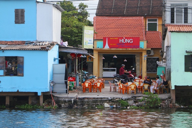 Đi thuyền trên sông ngắm phố cổ Bao Vinh đầy màu sắc - 13