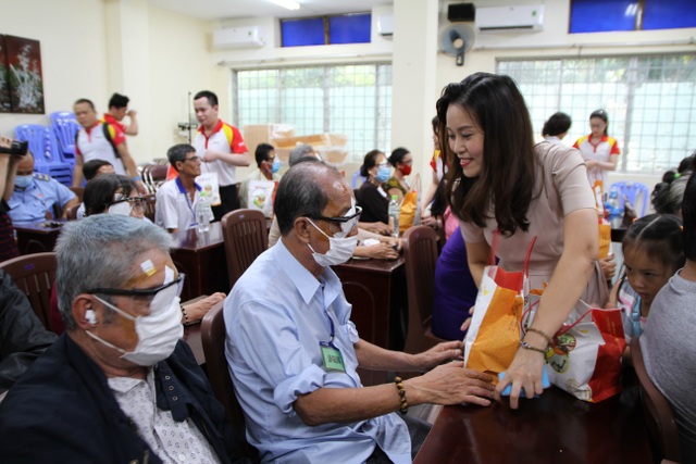 HDBank tiếp tục hành trình mang lại ánh sáng cho người nghèo - 4 HDBank tiếp tục hành trình mang lại ánh sáng cho người nghèo - 4
