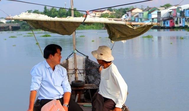 Đi thuyền trên sông ngắm phố cổ Bao Vinh đầy màu sắc - 21