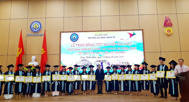 Huế: Những SV đầu tiên nhận bằng tốt nghiệp sớm theo cách học tiến độ nhanh - 3 Huế: Những SV đầu tiên nhận bằng tốt nghiệp sớm theo cách học tiến độ nhanh - 3