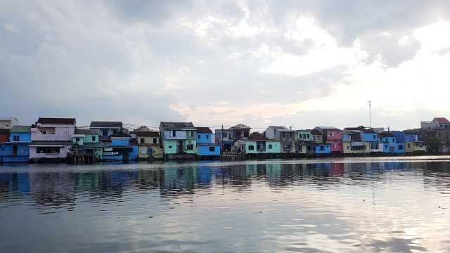 Đi thuyền trên sông ngắm phố cổ Bao Vinh đầy màu sắc - 3