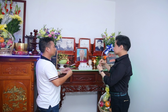 Ngọc Sơn livestream đám giỗ cha để mẹ theo dõi từ Mỹ do Covid-19 - 2 Ngọc Sơn livestream đám giỗ cha để mẹ theo dõi từ Mỹ do Covid-19 - 2