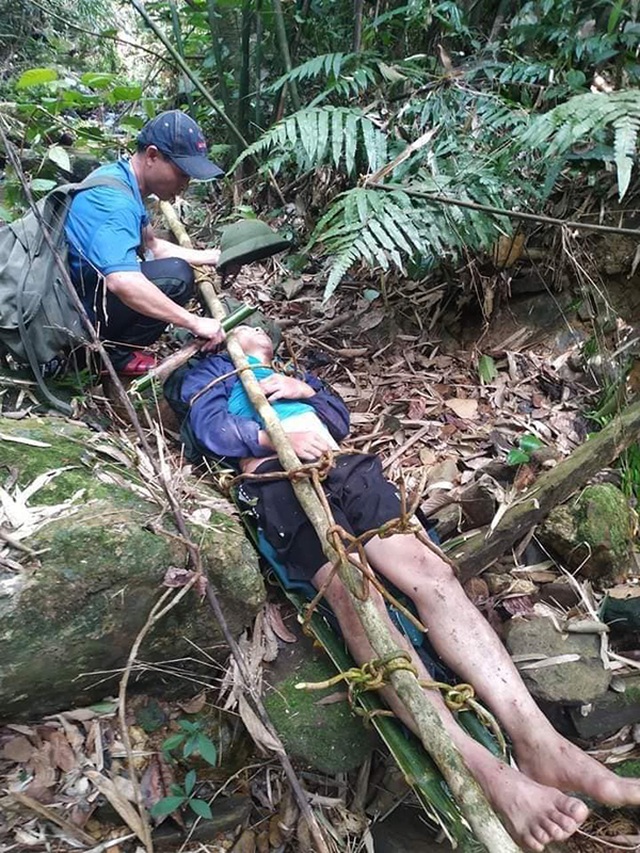 Chặt cây, kết võng đưa người đàn ông chấn thương nặng ra khỏi rừng - 1