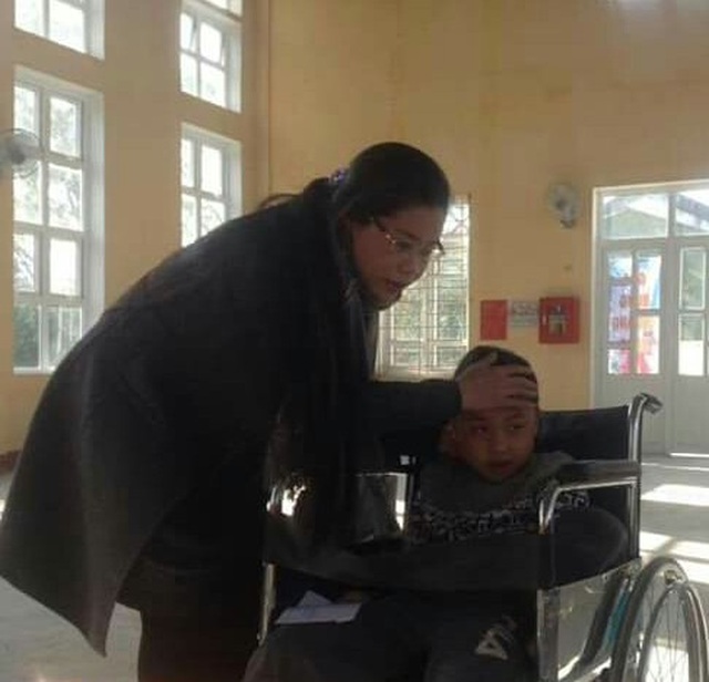 Xúc động trước tấm lòng của các thầy cô dành cho trẻ khuyết tật - 1