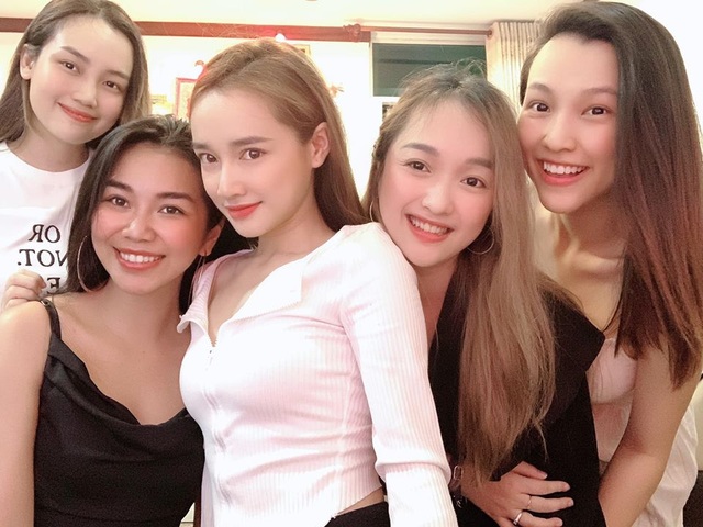 Sắp sinh con cho chồng Tây, Á hậu Hoàng Oanh vẫn xinh đẹp rạng ngời - 15 Sắp sinh con cho chồng Tây, Á hậu Hoàng Oanh vẫn xinh đẹp rạng ngời - 15