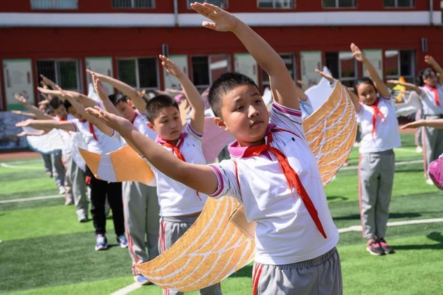Học sinh Trung Quốc đeo đôi cánh để phòng ngừa Covid-19 - 1 Học sinh Trung Quốc đeo đôi cánh để phòng ngừa Covid-19 - 1