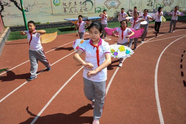 Học sinh Trung Quốc đeo đôi cánh để phòng ngừa Covid-19 - 4 Học sinh Trung Quốc đeo đôi cánh để phòng ngừa Covid-19 - 4