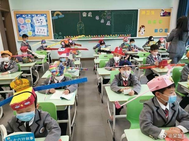 Học sinh Trung Quốc đeo đôi cánh để phòng ngừa Covid-19 - 5 Học sinh Trung Quốc đeo đôi cánh để phòng ngừa Covid-19 - 5